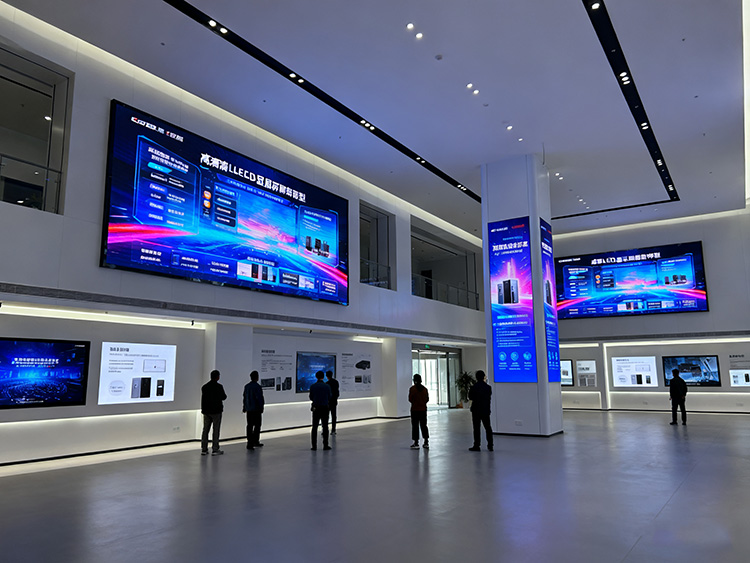 成都LED顯示屏應用指南：商鋪門頭/會議大屏/舞臺租賃如何選？- 場景方案全解析